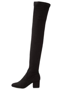 Bota de ante negra por encima de la rodilla con un cañón alto, punta afilada y tacón cuadrado. Presenta una textura suave y un detalle de costura en la parte superior.
