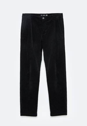 Pantalon en velours côtelé noir avec une coupe droite, poches avant et fermeture à bouton à la taille. Texture douce, motif en côtes subtil.