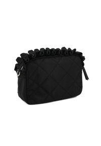 Borsa nera trapuntata con bordo in tessuto arricciato, forma rettangolare, chiusura a zip e dettagli in metallo argentato. Materiale morbido e tessurizzato.