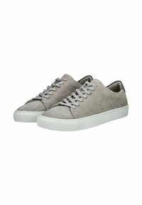 Sneakers in suede grigio con finitura liscia, dotati di una suola in gomma bianca e lacci testurizzati. Design minimalista senza loghi visibili.