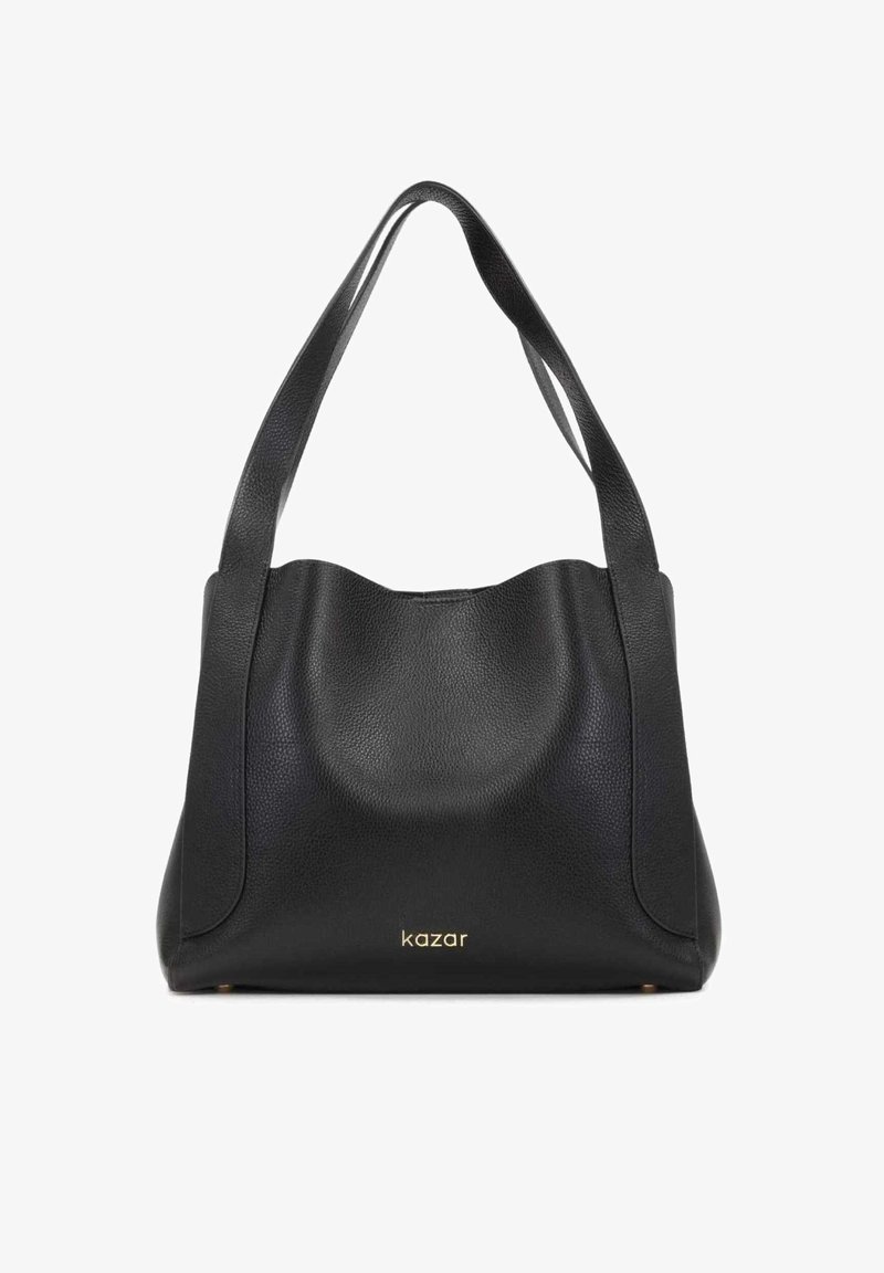 Czarna skórzana torebka o miękkiej, teksturowanej powierzchni, wygiętej górze, szerokich paskach na ramię i złotym logo z przodu.