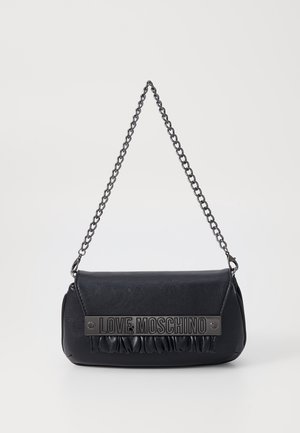 Sac à bandoulière noir Love Moschino avec une bandoulière chaîne argentée, une plaque logo à l’avant et une bordure en cuir froncée.