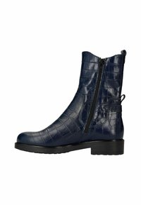 Marineblauwe enkelboot van glanzend krokodillen-embossed leer, met een zijrits en een lage blokhak. Gelaagde afwerking.