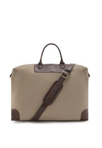 Beige sporttas met bruin krokodil-embossed accenten, dubbele handvatten, een verstelbare schouderriem en een gladde, gestructureerde afwerking.