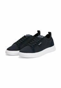 Marineblaue Sneakers aus Mesh und Wildleder mit weißen Gummisohlen. Sie verfügen über ein Schnürdesign und eine kleine Zuglasche an der Ferse.