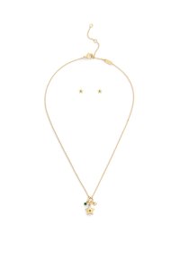 Guldtonet halskæde med en stjernevedhæng og grøn accent, parret med matchende stjerne øreringe med sten. Kæde med justerbar lukning.