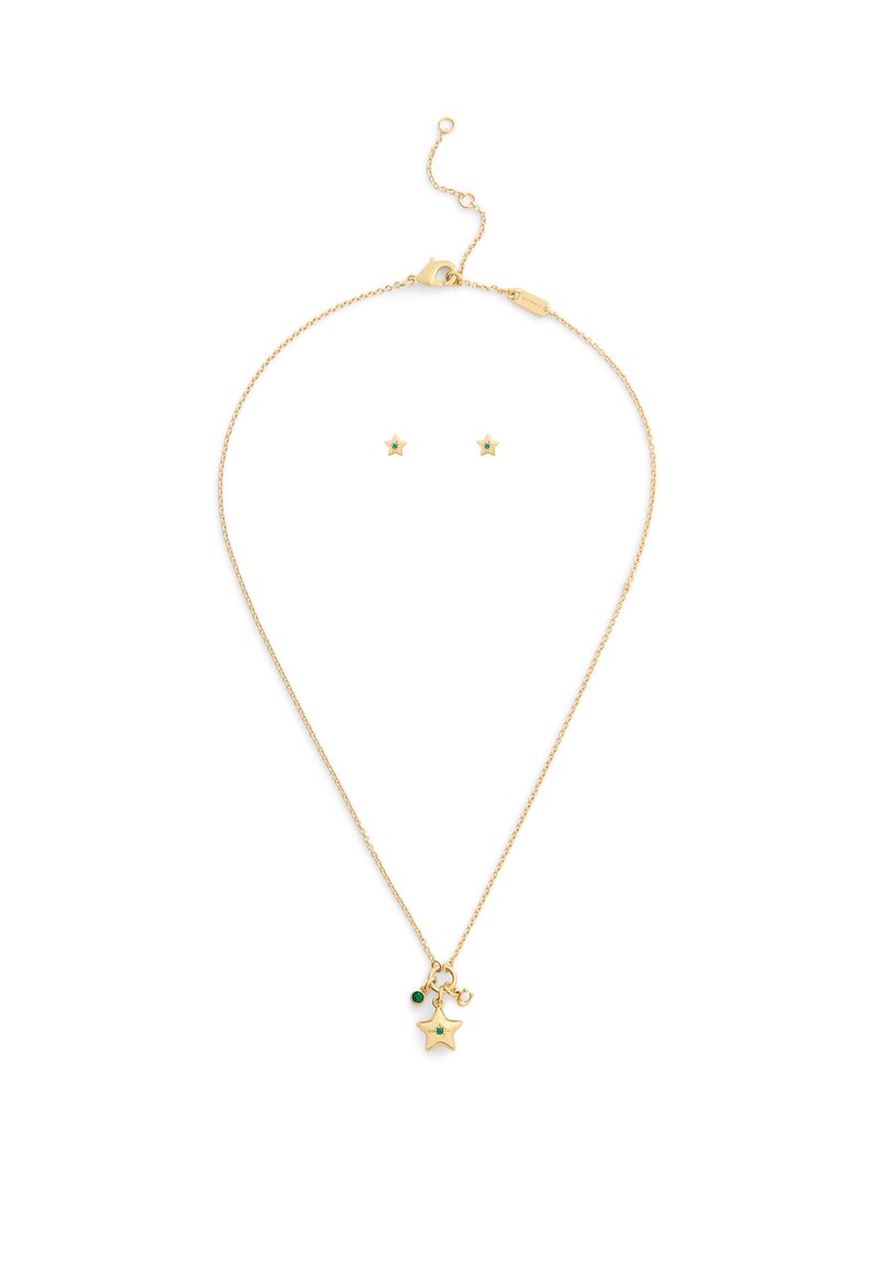 Guldtonet halskæde med en stjernevedhæng og grøn accent, parret med matchende stjerne øreringe med sten. Kæde med justerbar lukning.