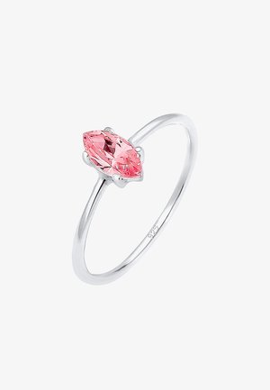 Bague en argent avec une pierre précieuse rose en forme de marquise maintenue par quatre griffes ; bande lisse, design minimaliste, estampille 925 visible sur le côté intérieur.