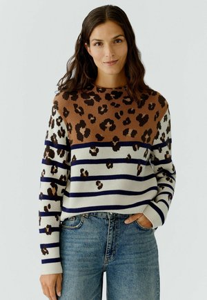 Strickpullover mit einem braun, beige und marineblauen Streifenmuster, verziert mit Leopardenflecken. Hergestellt aus weichem Garn, mit Rundhalsausschnitt und lässiger Passform.