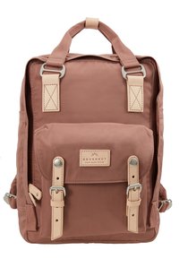 Sac à dos carré rose poudré avec poche avant, bretelles et boucles beiges, et poignée supérieure.