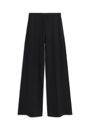 Pantaloni a gamba ampia in tessuto nero con una texture liscia, pieghe frontali e un design sartoriale, adatti a varie occasioni.