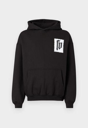 Sudadera con capucha negra con bolsillo canguro frontal y parche blanco con letras "fv" en estilo gótico en el lado izquierdo del pecho.