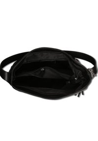 Zwarte leren handtas met een gestructureerde buitenkant, voorzien van meerdere compartimenten en een gladde stoffen voering. Inclusief ritsvakjes.