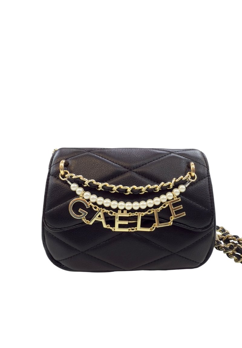 Borsa a tracolla nera trapuntata con hardware dorato e catena. Presenta dettagli in perle e il nome "GAELLE" in lettere dorate in grassetto. Design compatto.