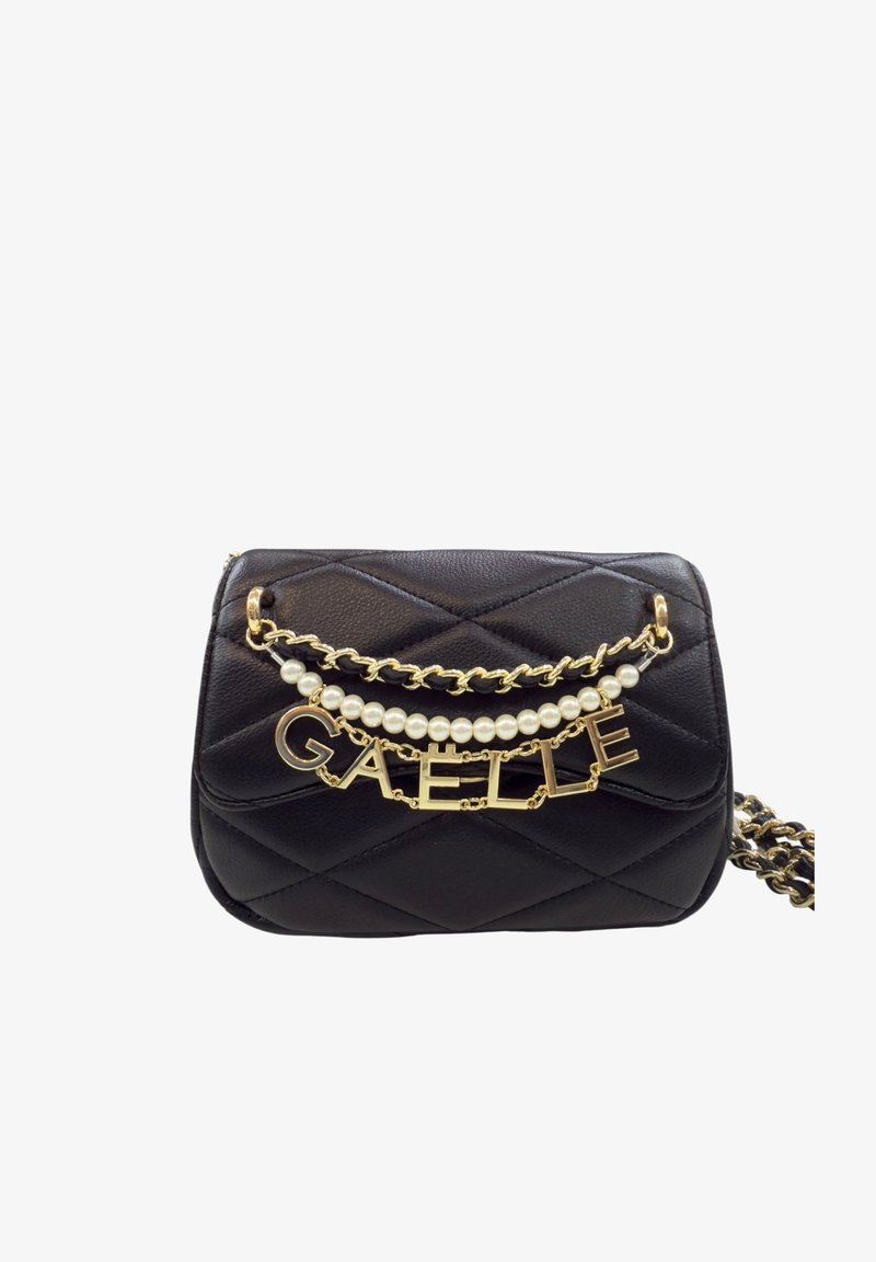 Borsa a tracolla nera trapuntata con hardware dorato e catena. Presenta dettagli in perle e il nome "GAELLE" in lettere dorate in grassetto. Design compatto.