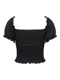 Top court noir avec manches courtes bouffantes, encolure carrée, taille smockée et ourlet et bords des manches à volants.