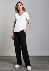 Street One V-NECK - Jednoduché tričko - weiß