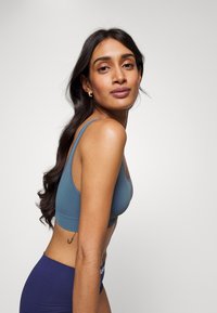 adidas Sportswear SCOOPED BRALETTE REMOVABLE COOKIES - Corpete - blue