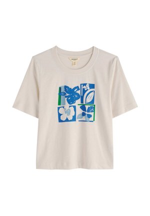 Kremfarvet t-shirt med rund halsudskæring og korte ærmer, med et blåt blomsterprint opdelt i firkantede segmenter.