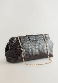 Clutchtaske med sort slange mønster og en glat overflade, udstyret med en guldfarvet metal kædestropp og et struktureret design med lås.