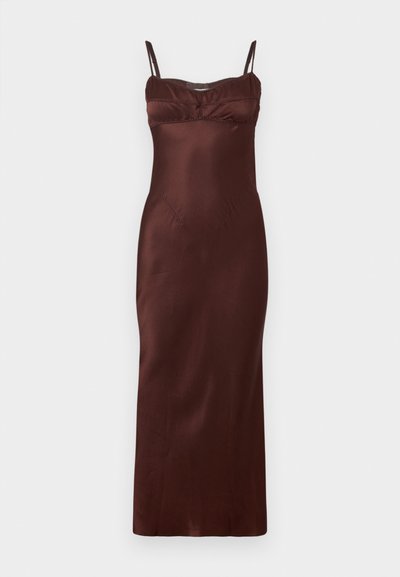 Satin midi šaty v tmavohnedej farbe s tenkými nastaviteľnými ramienkami, priliehavým telom, zberným detailom na dekolte a hladkou textúrou.