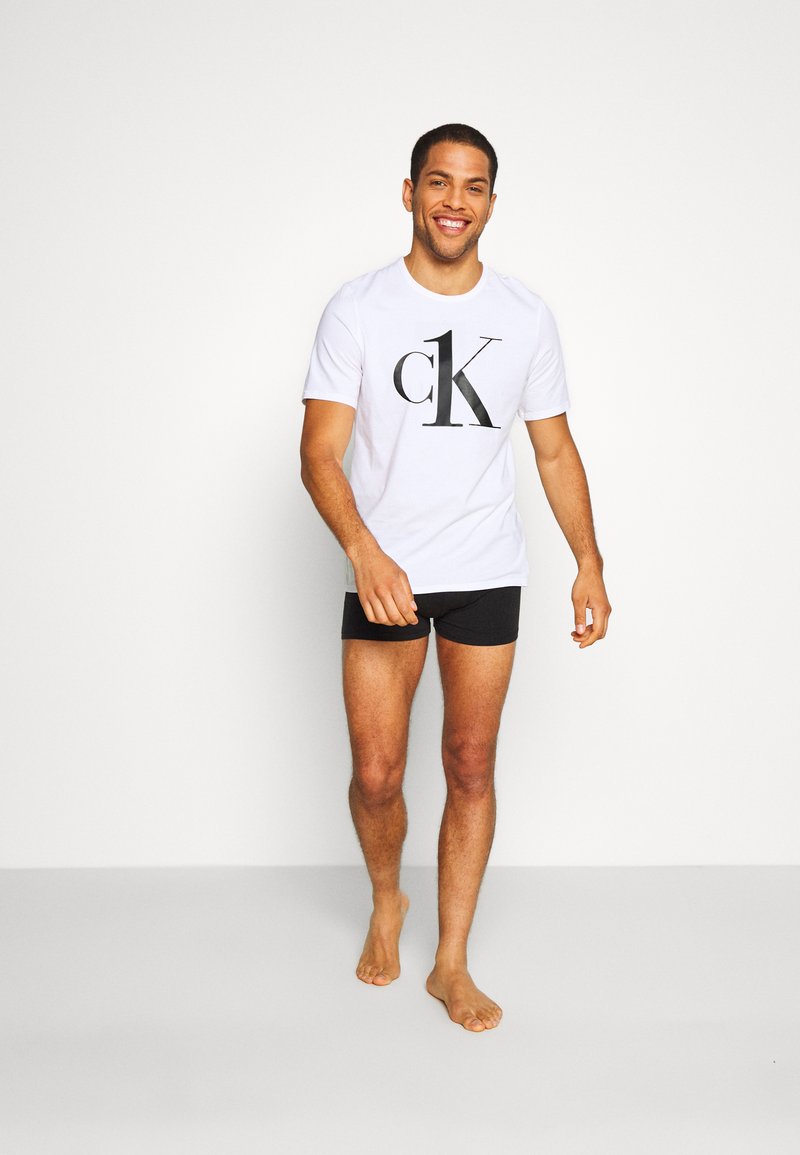 Herren Pyjamas | Calvin Klein Underwear GRAPHIC TEES CREW NECK Nachtwäsche Shirt white/weiß - DV78193 Herren Pyjamas | Calvin Klein Underwear GRAPHIC TEES CREW NECK Nachtwäsche Shirt white/weiß - DV78193