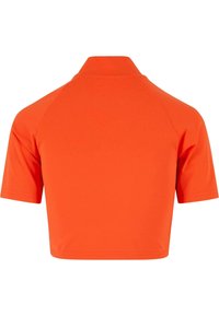 Lyhythihainen polo-paita kirkkaan oranssina, klassisella kauluksella, sileällä pinnalla ja lyhyellä muotoilulla, joka on siisti ja yksinkertainen.