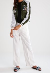 Vero Moda Bomberjacka - green