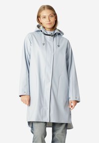 Jasnoniebieska, wodoodporna kurtka przeciwdeszczowa z kapturem, przednimi kieszeniami i zapięciem na sznurki, o gładkiej fakturze i długich rękawach.