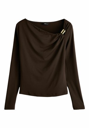 Brūns garām piedurknēm tops ar krokotu dekoltē, kam ir zelta toņa aksesuārs uz pleca un maiga, gluda tekstūra.