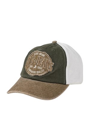 Gorra con cuerpo de tela verde, paneles laterales blancos y visera marrón. Presenta un logo bordado en color marrón claro en el panel frontal.
