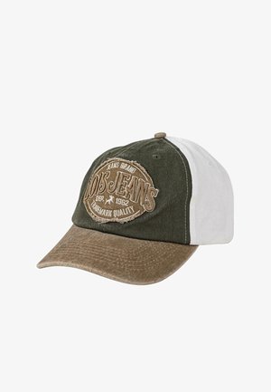 Gorra con cuerpo de tela verde, paneles laterales blancos y visera marrón. Presenta un logo bordado en color marrón claro en el panel frontal.