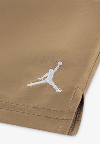 Καφέ ύφασμα με κεντημένο λευκό λογότυπο Jumpman. Ομαλή υφή με casual σχέδιο και καθαρές ραφές.