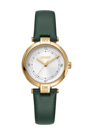 Goldfarbene Uhr mit silbernem Zifferblatt und grünem Lederarmband, mit drei dekorativen Diamanten und dem DKNY-Logo am Armband und Gehäuse.