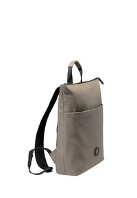 Beige rygsæk lavet af glat stof med en toplynlås, en frontlomme og justerbare sorte stropper. Runde hjørner og mærkedetalje er til stede.