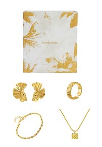 Schmuckset aus Gold, das strukturierte, blattförmige Ohrringe, einen verdrehten Ring, ein geflochtenes Armband und eine Halskette mit einem quadratischen Anhänger umfasst, alles in einer dekorativen Box.