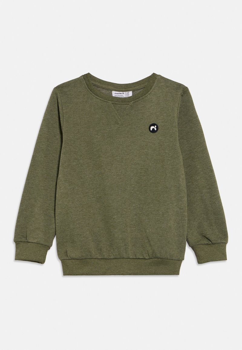 Sweat-shirt vert olive à manches longues avec col rond, poignets et ourlet côtelés, petit logo rond noir et blanc sur le côté gauche de la poitrine.