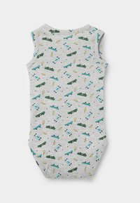 Šedý body bez rukávů s hravým vzorem zelených skateboardů, modrých vozidel a žlutých blesků na světlém pozadí.