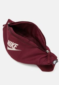 Nike Sportswear HERITAGE WAISTPACK UNISEX - Bolsa de cintura - dark beetroot/dark beetroot/pink oxford
