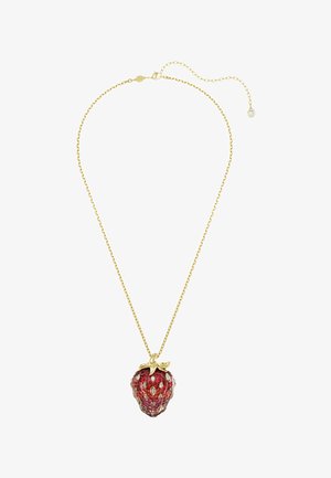 Collier chaîne en or avec pendentif en forme de fraise rouge orné de petits cristaux et de feuilles dorées en haut.
