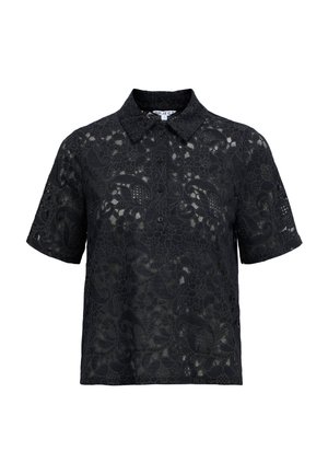 Črna srajca s kratkimi rokavi in gumbi, z vzorcem cvetličnega čipke in špičastim ovratnikom, polprosojna tkanina razkriva zapletene podrobnosti.
