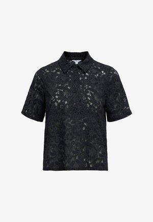 Μαύρο πουκάμισο με κοντά μανίκια και κουμπιά, διακοσμημένο με σχέδιο από δαντέλα με λουλούδια και μυτερό γιακά, ημι-διάφανο ύφασμα που αναδεικνύει περίπλοκες λεπτομέρειες.