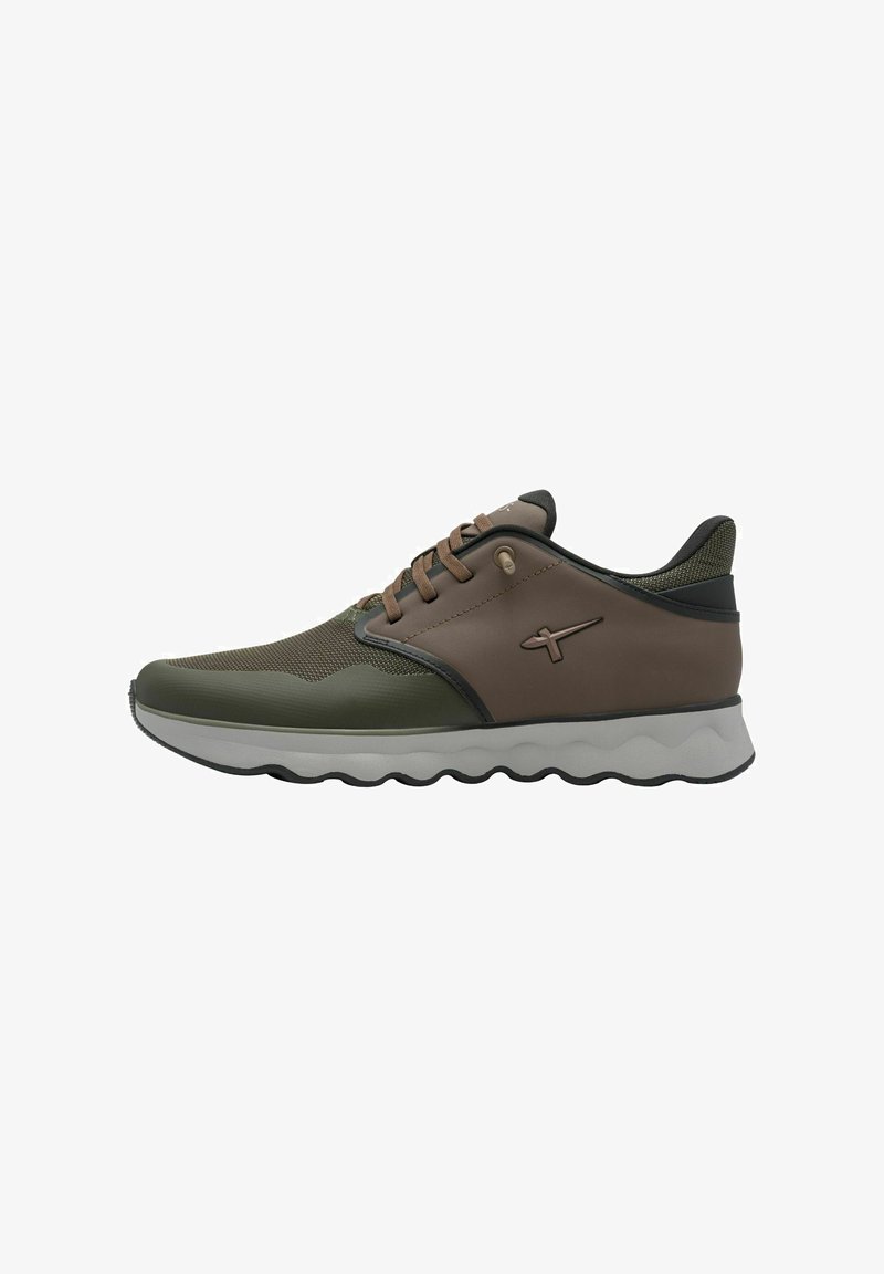 Chaussures de sport en vert olive et marron, présentant un design épuré, une tige en maille texturée et une semelle extérieure blanche ondulée avec des accents noirs.
