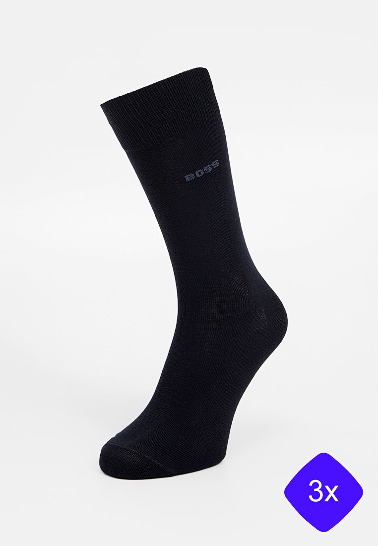 Calzino nero a maniche corte con bordo a coste e logo "BOSS" sul lato, mostrato su un manichino per piedi, con un'etichetta da 3 pacchetti nell'angolo.