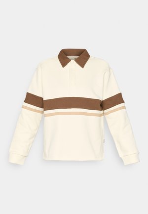 Polo de manga larga crema con cuello marrón y rayas horizontales marrones y beige en el pecho. Material de algodón suave.