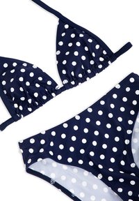 Zestaw bikini w kolorze granatowym z białymi kropkami, zawierający trójkątny stanik z regulowanymi ramiączkami oraz dolną część w stylu low-rise z pasującym wzorem.