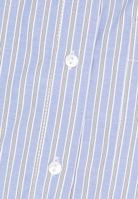 Lichtblauw gestreept overhemd met witte en zwarte verticale strepen, voorzien van een heldere plastic knop en een gestructureerde stof.
