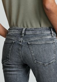 Next PETITE - Platėjantys džinsai - grey