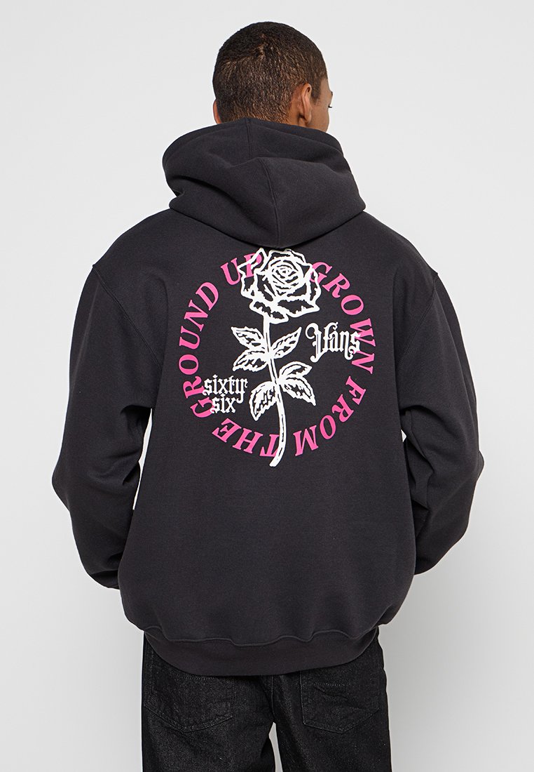 Czarna bluza z kapturem z dużą białą grafiką róży otoczoną różowym napisem na plecach. Miękka tekstura, luźny krój i regulowany kaptur.