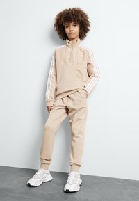 adidas Originals JUNIOR UNISEX - Pantalon de survêtement - magic beige